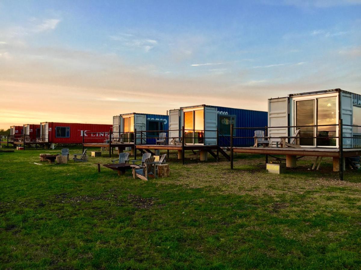 Flophouze Shipping Container Hotel Round Top Exterior foto