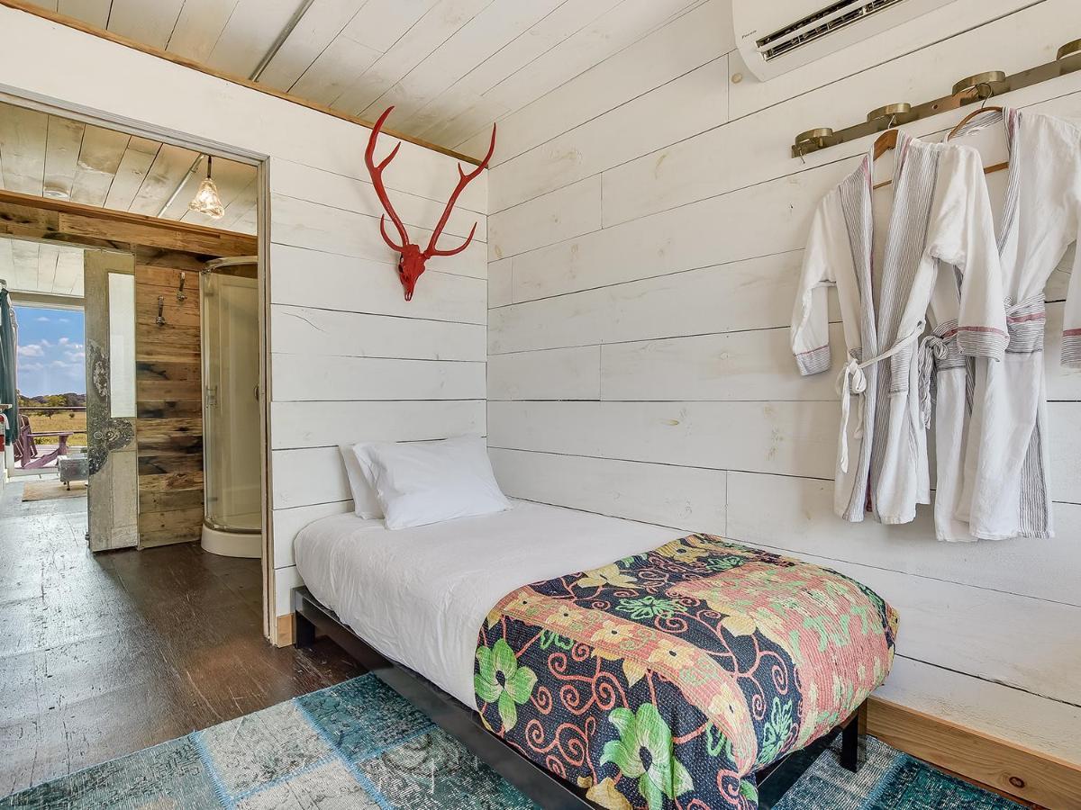 Flophouze Shipping Container Hotel Round Top Exterior foto