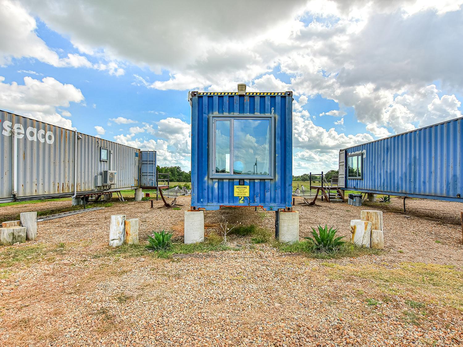 Flophouze Shipping Container Hotel Round Top Exterior foto