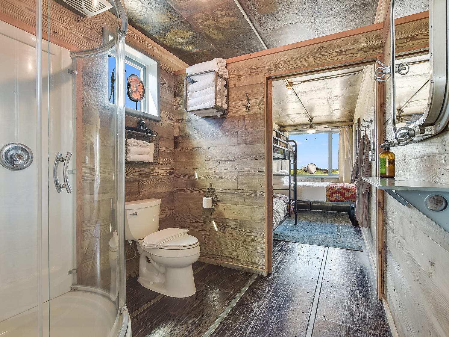 Flophouze Shipping Container Hotel Round Top Quarto foto